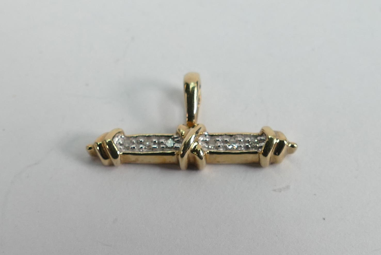 9ct gold diamond pendant, 1.4g: