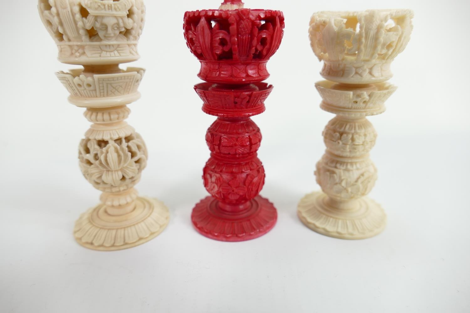 A collection of early Bone Chess Pieces: tallest 9cm,damaged crown on white & top pommel of red - Image 3 of 4