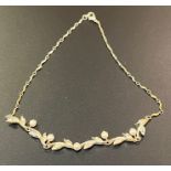 Silver necklace: 11g.