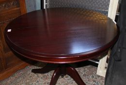 Stag mahogany circular extending dining table : 99cm diameter