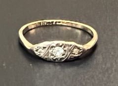 Ladies 18ct gold and diamond ring: weight 1.4 grams