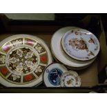 A collection of wall and cabinet plates: to include Wedgwood etc