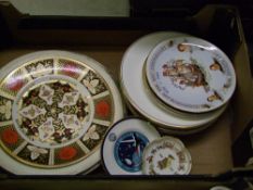 A collection of wall and cabinet plates: to include Wedgwood etc
