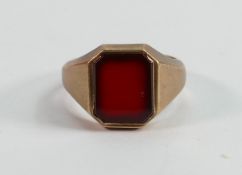 9ct gold gents signet ring set with dark red stone: size O, 7.3g: