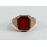 9ct gold gents signet ring set with dark red stone: size O, 7.3g: