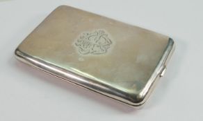 Hallmarked silver cigarette case: Gross weight 194g.