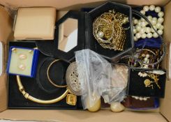Tray full of costume jewellery etc: Includes chains, earrings, rings, beads, brooches etc., some
