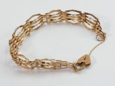 9ct hallmarked gold ladies gate bracelet: Weight 6.3g.
