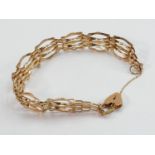 9ct hallmarked gold ladies gate bracelet: Weight 6.3g.