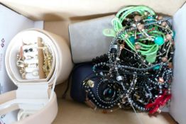 Box lot of jewellery including large Wedgwood brooch: Includes high quality jewellery box with