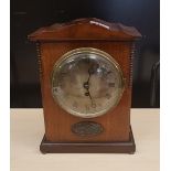 Early 20th century mahogany cased mantel clock: pendulum and key present, 29cm in height.