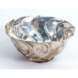 Silver footed small bowl hallmarked for London 1908: 137.4g.