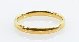 22ct gold hallmarked wedding ring band: Weight 2.9g, size M, 2.5mm wide.