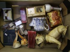 A mixed collection of items to include: cased Meerschaum pipe, vintage pair of spectacles, gents