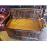 Carved oak settle/hall bench of small proportions, 98cm in width.