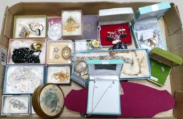 A good extensive collection of ladies costume jewellery: including Lotus Pearls, various brooches,