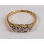 18ct gold three stone diamond ring, size K/L, 2g: