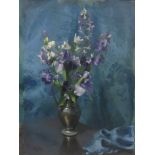 Large and impressive gilt framed floral still life oil painting: Measures 60cm x 45cm excluding