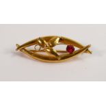 Edwardian 9ct gold floral brooch, set with red stone 1.8g.