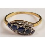 18ct yellow gold sapphire & diamond ring set in platinum. Size O, weight 3.0g.