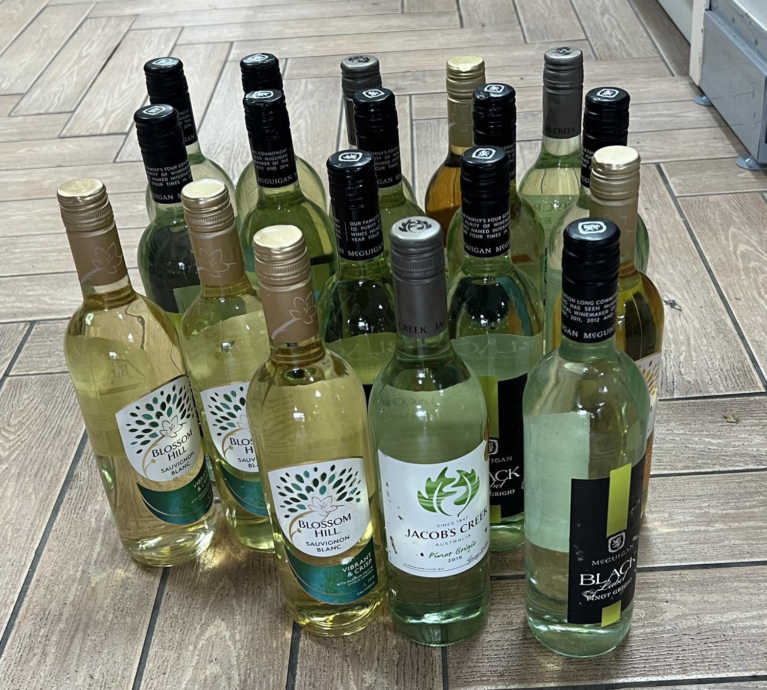 18 bottles of white wine to include Jacobs creek, Mcguigan, Blossom hill