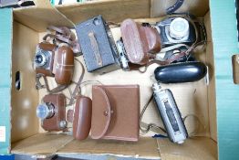 A collection of Vintage 35mm film camera to include Halina, Idea, Box Brownie etc