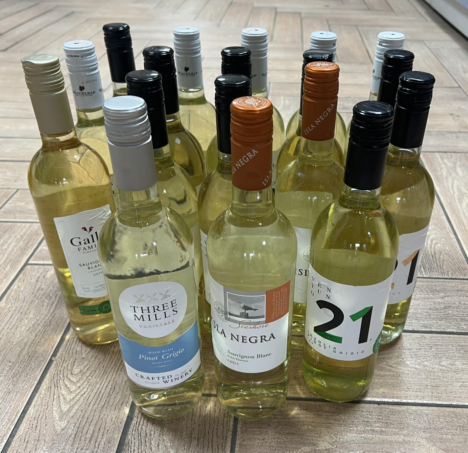 18 bottles of white wine to include Gallo family, Three mills and Isla Negra
