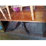 Early 20th century mahogany pedestal dining table with lion paw feet, on castors.