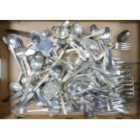 A collection of plated loose cutlery