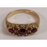 9ct gold ring set with garnets, size K/L, 2.3g.