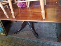 Early 20th century mahogany pedestal dining table with lion paw feet, on castors.