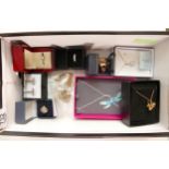 Job lot of high quality costume jewellery comprising 4 x unusual rings, a pair of cufflinks & 5 x