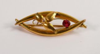 Edwardian 9ct gold floral brooch, set with red stone 1.8g.