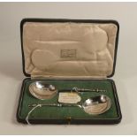 Silver Serving spoons London, cased 1901. Weight 120g.