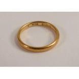 22ct gold hallmarked wedding ring / band, weight 3.7g.