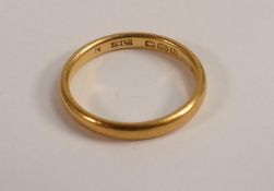 22ct gold hallmarked wedding ring / band, weight 3.7g.