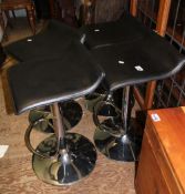 Four chrome and black vinyl breakfast bar type stools/seats (4).