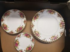 Royal Albert Old Country Roses items to include 6 Side Plates, 6 Salad Plates & 6 Dinner Plates