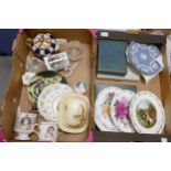 A mixed collection of items to include Royal Commemorative cups & plates, Price Kensington imari