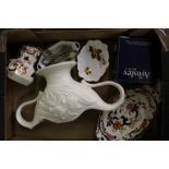 A mixed collection of ceramic items to include Spodes twin handled posy holder, Mason's blue