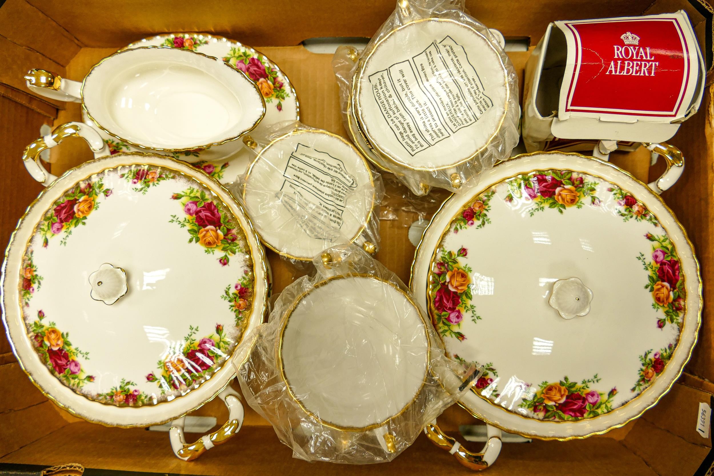 A large collection of Royal Albert Old Country Roses & Poinsettia patterned tea & dinner ware - Image 7 of 7