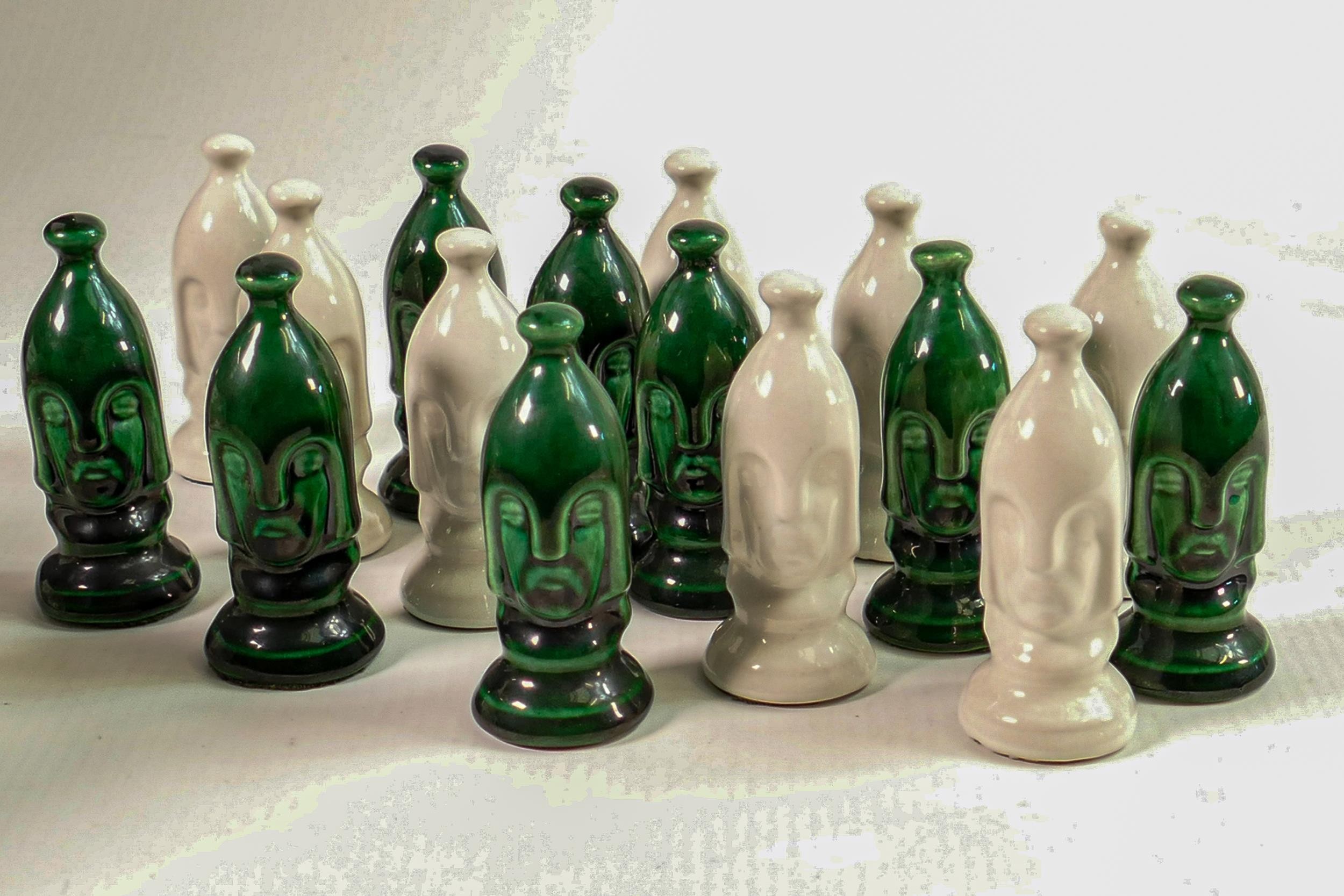 Mid century Duncan Ceramics Medieval theme chess set, 32 pieces finished in green & white. - Image 5 of 5