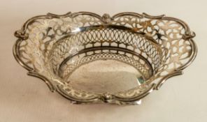 Decorative pierced silver basket decorated with 4 cherubs, London 1902, maker CCP. Measuring 21.