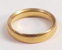 22ct gold wedding ring / band, weight 7g, ring size O, width 4.5mm.