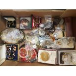 A large collection of vintage costume jewellery to include cased items, brooches, cufflinks,