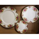 Royal Albert Old Country Roses items to include 6 Side Plates, 6 Salad Plates & 6 Dinner Plates