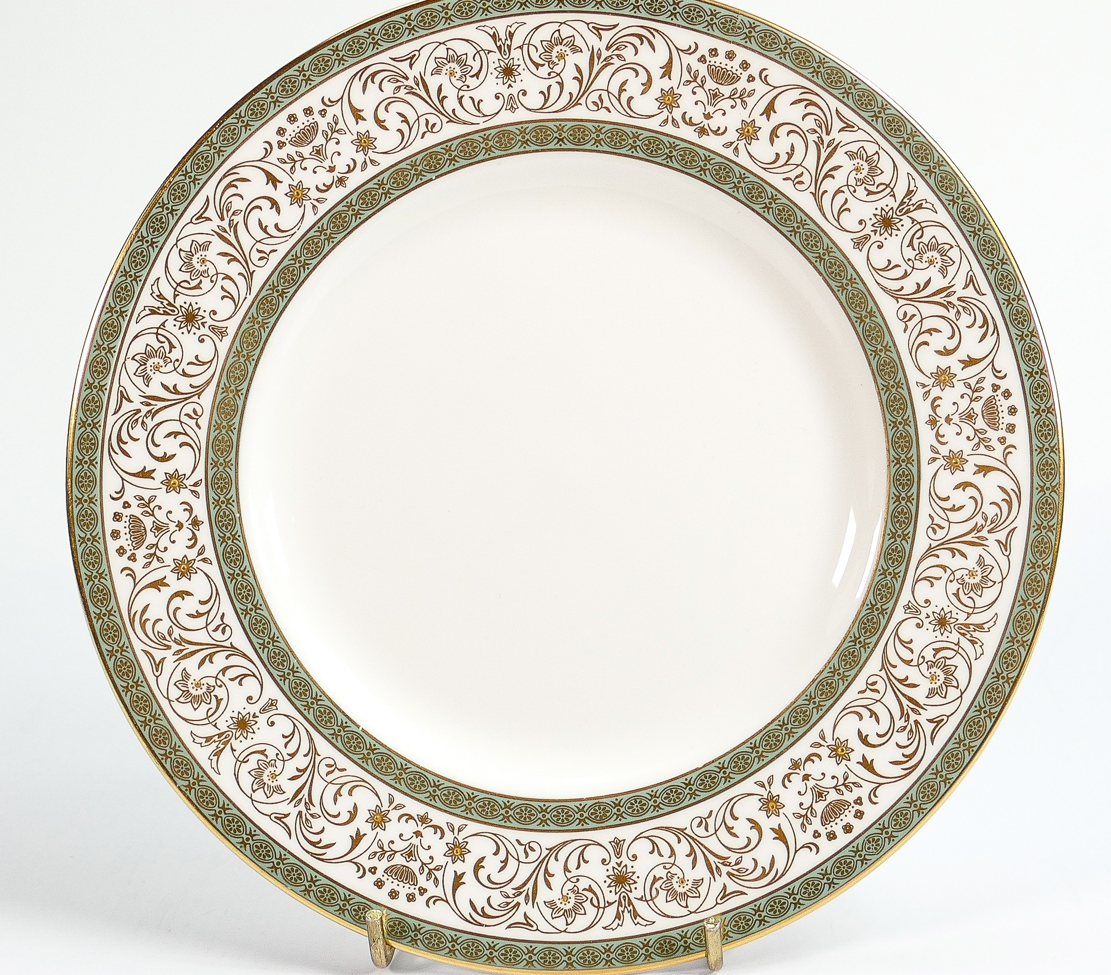 Minton gilded dinner set in the Aragon design: Including tureens, various plates, bowls and