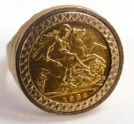 Gold half Sovereign gents ring, Sovereign date 1982 in 9ct gold ring setting, size U, 9.6g.