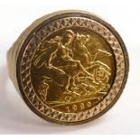 Gold half Sovereign gents ring, Sovereign date 1982 in 9ct gold ring setting, size U, 9.6g.