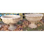 Stone garden ornament of a Calice urn ( 2 pieces)